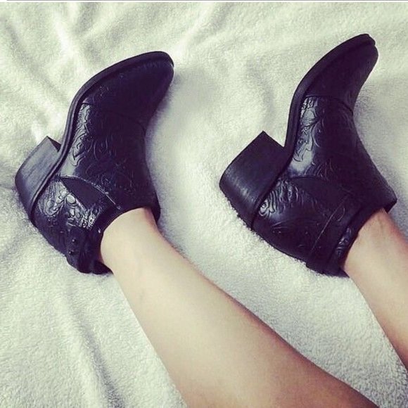 SENSO Shoes - BRAND NEW- Australian brand SENSO 100%LEATHER Rose Detail Cowgirl Ankle Boot 6